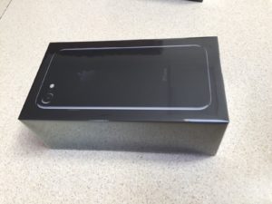 Подробный обзор новейшего смартфона iPhone 7 от Caviar. Комплектация айфона 7 в коробке