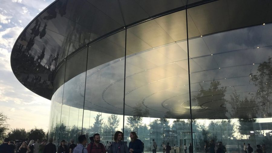 Сотрудники Apple получили травмы врезавшись в стены кампуса