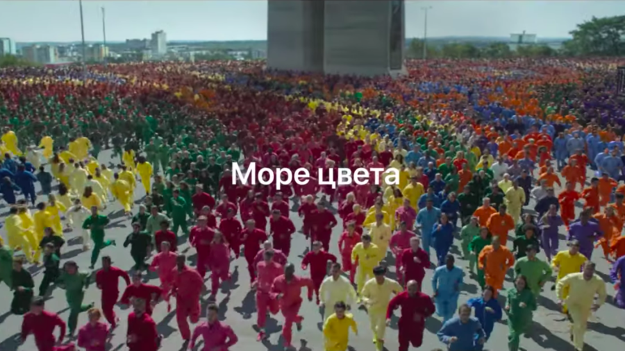 Скриншот из рекламы iPhone XR – Потоки цвета – Apple