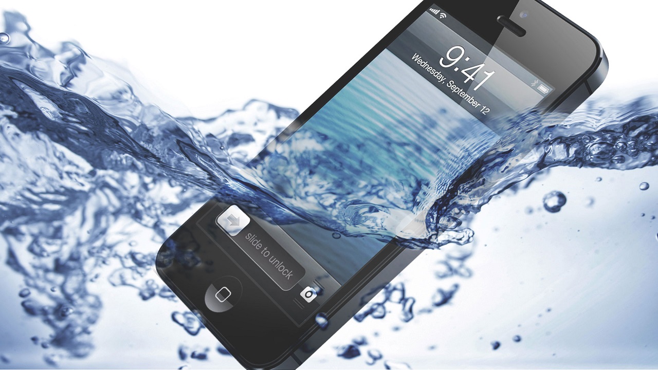 Смартфон в воде