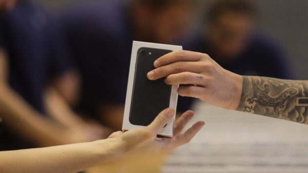 Почему айфон так дорого стоит