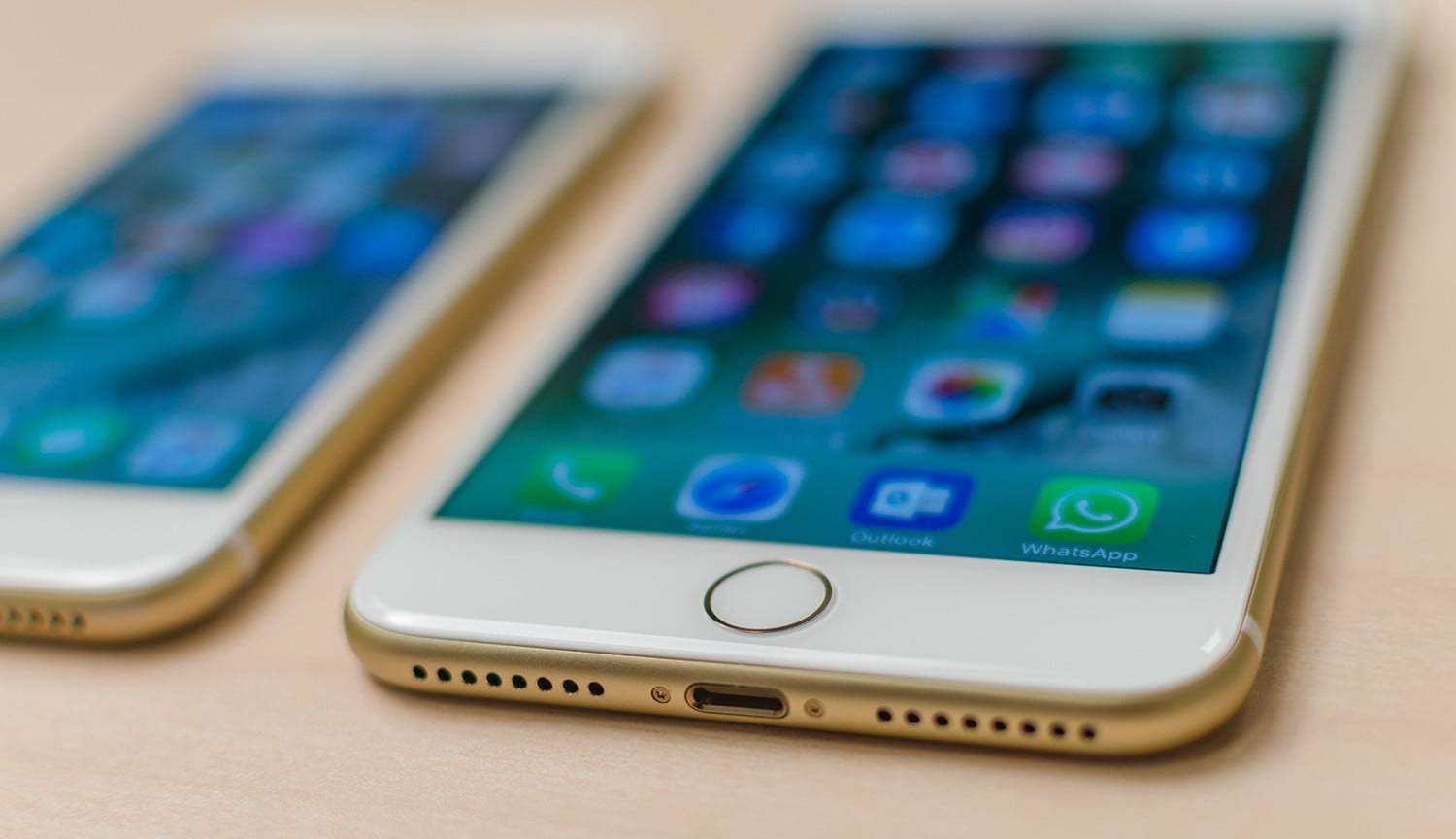 айфон в руках девушки. айфон какой лучше выбрать. актуальные айфоны 2022. плюсы смартфона. современный айфон.