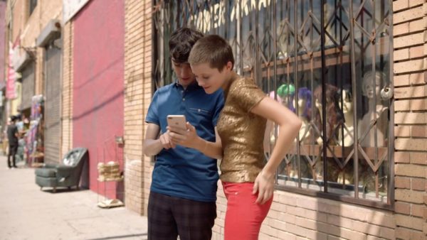 Как зовут актрису из рекламы Айфон 8 Плюс — портретное освещение