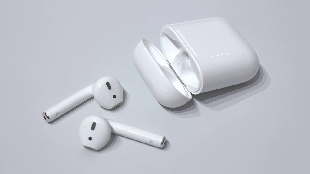 Почему один наушник airpods разряжается быстрее чем второй