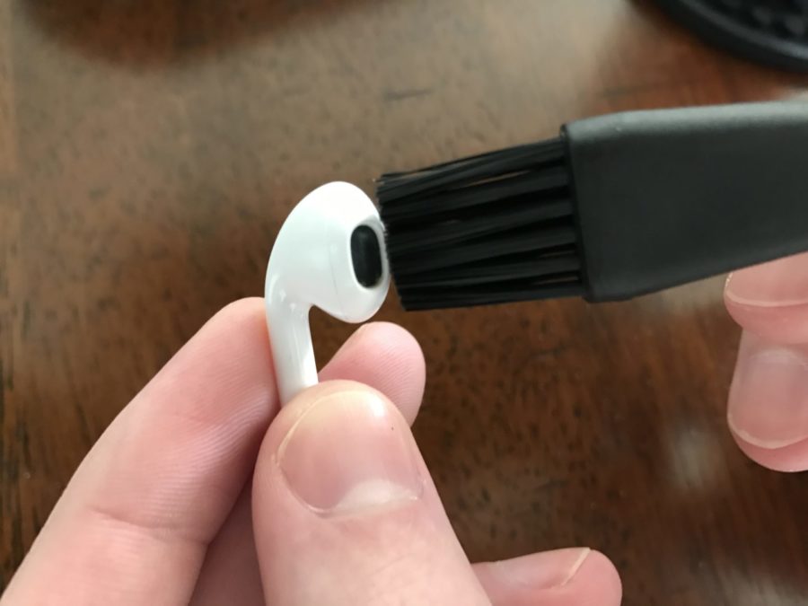 Один наушник играет тише другого airpods