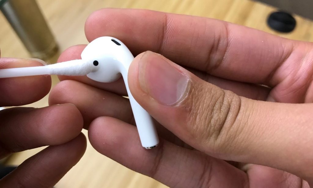 airpods only playing in one ear 1