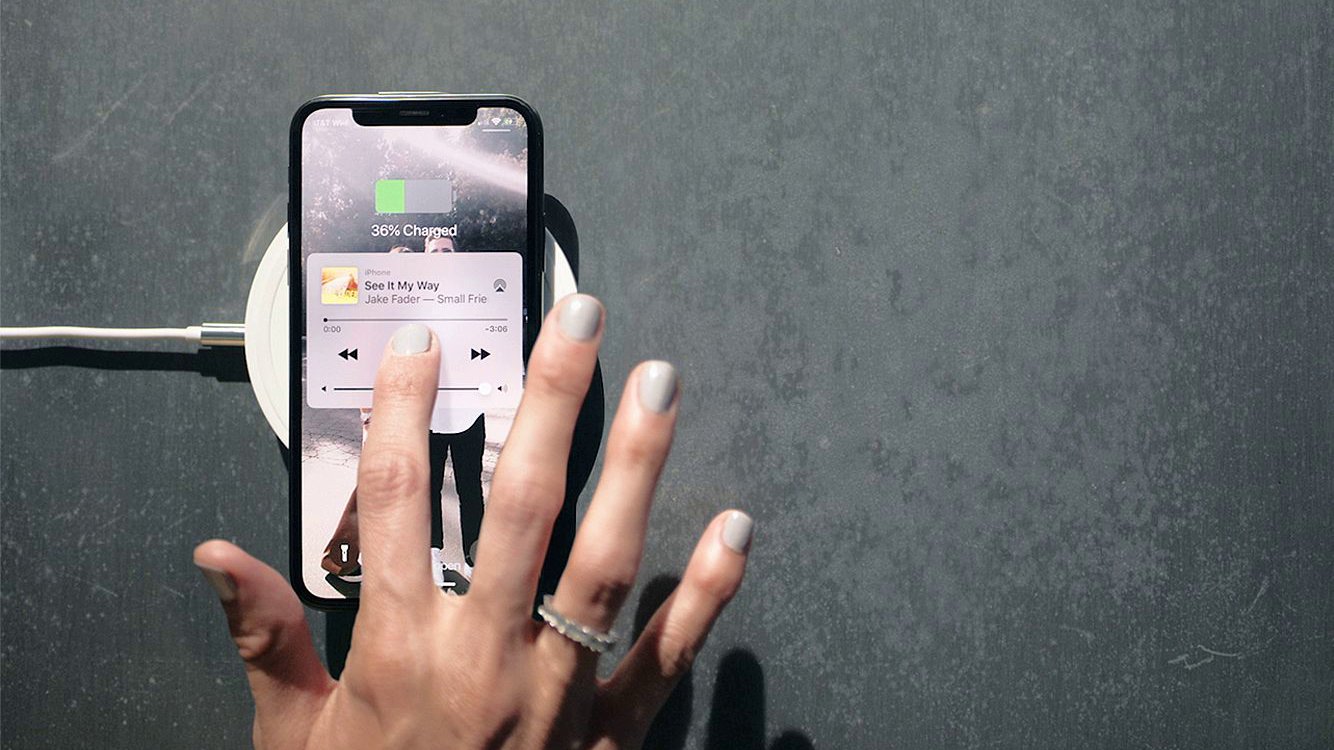Экран айфона в руке
